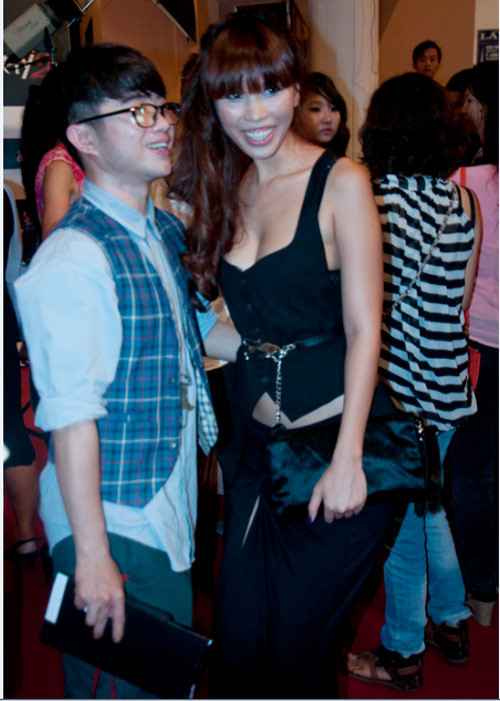 Hà Anh tươi rói bên các bạn bè đồng nghiệp.