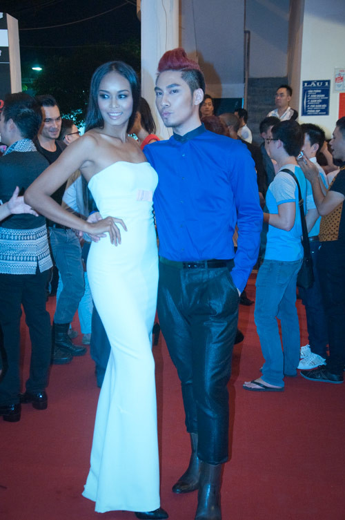 Thỏi socolate Lâm Thúy Hằng khoe làn da đen "độc quyền" của mình trong bộ đầm màu pastel của nhà thiết kế Lí Quí Khánh.