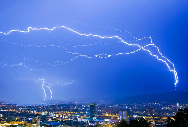 Những tia chớp làm rung chuyển sự im lặng của một thị trấn ở Zurich, Thụy Sỹ Những tia chớp làm rung chuyển sự im lặng của một thị trấn ở Zurich, Thụy Sỹ
