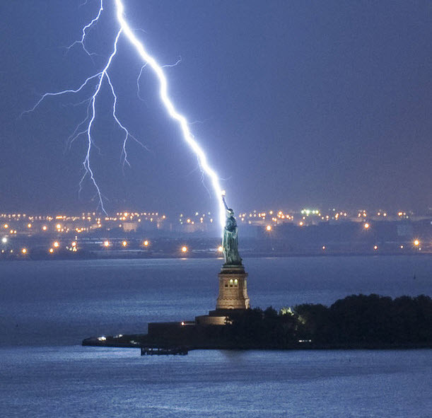 Tia sét đánh trúng tượng đài nữ thần tự do Mỹ. Tia sét đánh trúng tượng đài nữ thần tự do Mỹ.