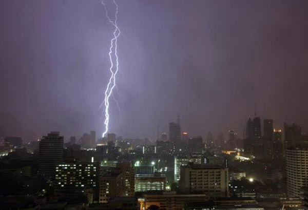 Các tia sét chia đôi bầu trời Bangkok. Các tia sét chia đôi bầu trời Bangkok.