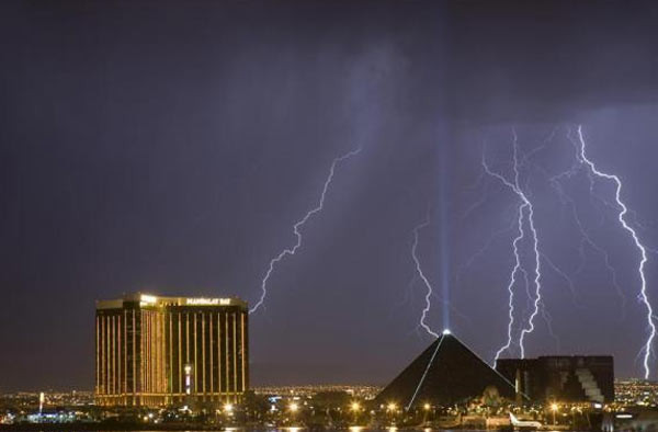 Các tòa nhà cao tầng ở Las Vegas, bang Nevada (Mỹ) bị sét đánh hồi tháng 9 năm ngoái. Các tòa nhà cao tầng ở Las Vegas, bang Nevada (Mỹ) bị sét đánh hồi tháng 9 năm ngoái.