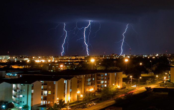 Các tia sét chiếu sáng bầu trời đêm ở Cali, trên khu dân cư Valle del Cauca, Colombia, 25/04/2012. Các tia sét chiếu sáng bầu trời đêm ở Cali, trên khu dân cư Valle del Cauca, Colombia, 25/04/2012.