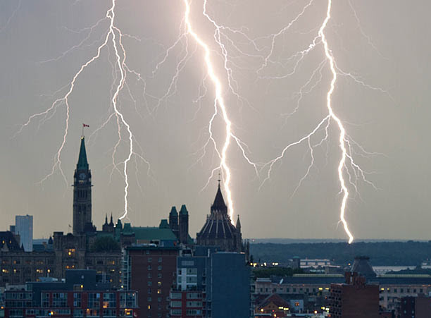 Tia sét trên tòa nhà quốc hội Ottawwa của Canada Tia sét trên tòa nhà quốc hội Ottawwa của Canada
