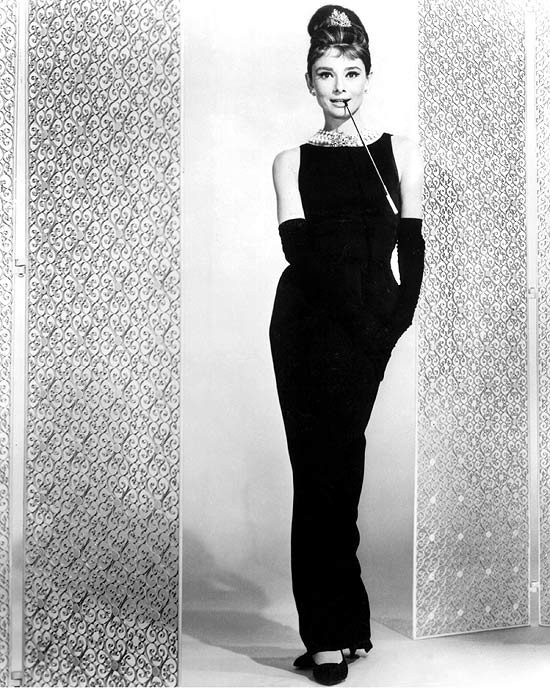 Chiếc váy đen huyền thoại trong phim "Breakfast at Tiffany’s". Chiếc váy đen huyền thoại trong phim "Breakfast at Tiffany’s".