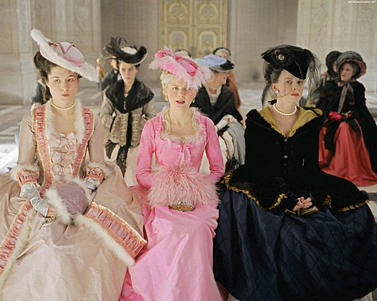 Những chiếc váy hồng phấn trong phim "Marie Antoinette". Những chiếc váy hồng phấn trong phim "Marie Antoinette".