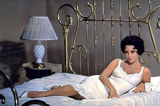 Những chiếc váy trắng quyến rũ trong phim "Cat on a hot tin roof". Những chiếc váy trắng quyến rũ trong phim "Cat on a hot tin roof".