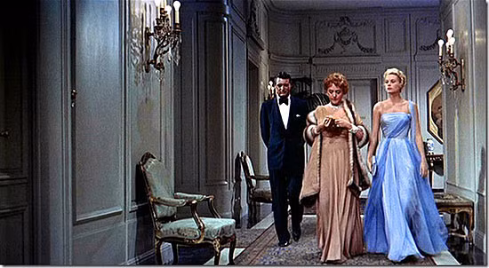 Chiếc váy xanh thướt tha với những đường gấp nếp đậm hơn tạo nên hình dáng của một Grace Kelly – “cô tiên xanh” dịu dàng và rất lịch lãm.