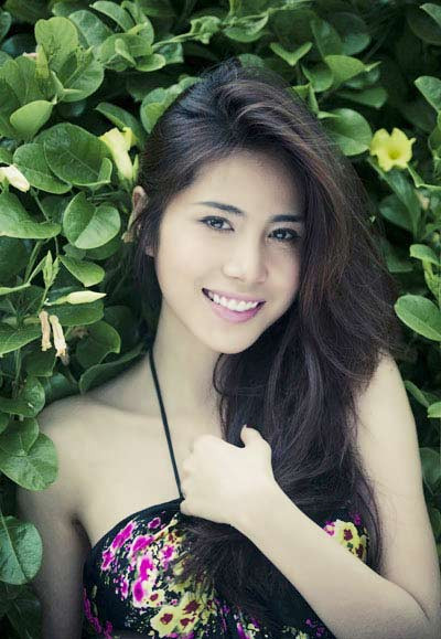 Gương mặt thanh tú, cằm nhọn, mũi cao, răng trắng đều hạt bắp. Gương mặt thanh tú, cằm nhọn, mũi cao, răng trắng đều hạt bắp.