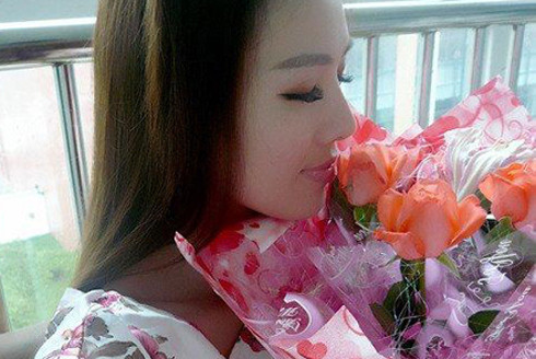 Một số đồng nghiệp cho biết, ở trường cô giáo Zhu ăn mặc rất lịch sự kín đáo chứ không gợi cảm như những bức ảnh lan truyền trên mạng.