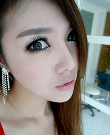 Đôi mắt to tròn, khuôn mặt khả ái hút hồn cánh mày râu.