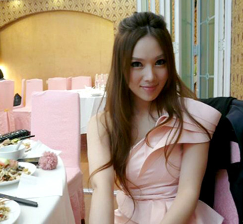 Cô tốt nghiệp trường Đại học Nantong Normal, hiện dạy ngôn ngữ tại một trường tiểu học ở Giang Tô và từng đoạt giải cao trong cuộc thi về nghiệp vụ sư phạm.