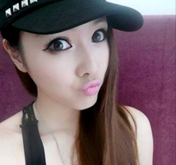 Nhiều người tin là Zhu còn độc thân, nhưng một số cư dân mạng quả quyết giáo viên này đã có chồng.