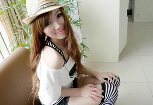 Tờ Edvantage cho biết, cô giáo tên là Zhu Songhua, năm nay đã 30 tuổi.