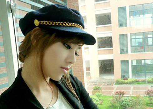 Xuất hiện trong chương trình truyền hình "Happy Night" với chủ đề "Giáo viên của tôi đặc biệt", vẻ đẹp không tì vết của cô giáo khiến nhiều khán giả trầm trồ ngạc nhiên.