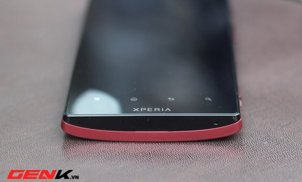 Cạnh dưới chỉ có mic. Cạnh dưới chỉ có mic.