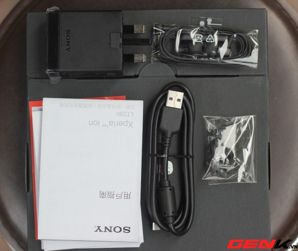 Phụ kiện đi kèm bao gồm sạc, sách hướng dẫn, tai nghe và các miếng đệm tai đủ kích thước. Phụ kiện đi kèm bao gồm sạc, sách hướng dẫn, tai nghe và các miếng đệm tai đủ kích thước.