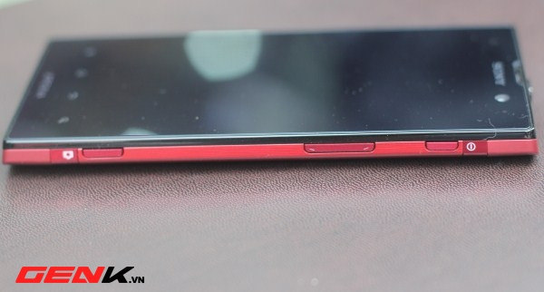 Cạnh phải bao gồm nút nguồn, cụm phím tăng giảm âm lượng và nút chụp ảnh 2 hành trình phím (lấy nét, chụp). Cạnh phải bao gồm nút nguồn, cụm phím tăng giảm âm lượng và nút chụp ảnh 2 hành trình phím (lấy nét, chụp).