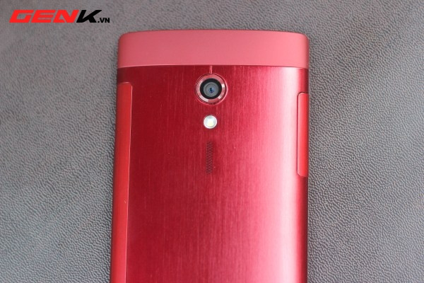 Mặt sau gồm cụm camera, đèn flash và loa ngoài xếp thẳng hàng. Mặt sau gồm cụm camera, đèn flash và loa ngoài xếp thẳng hàng.