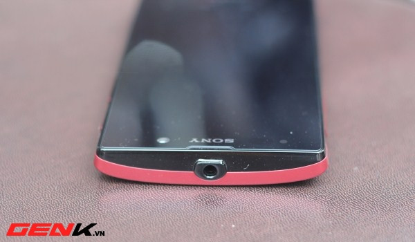 Cạnh trên là giắc cắm 3,5mm. Cạnh trên là giắc cắm 3,5mm.