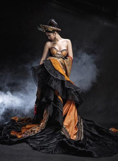 Nữ hoàng Du lịch Quốc tế 2011 Hoàng Ngân đã mang chiếc váy Lửa thiêng của NTK Long Dung dự thi mục Trang phục dân tộc. Bộ trang phục được thực hiện dựa trên cảm xúc khi đứng trước hình ảnh ngọn lửa đỏ rực, hừng hực sức nóng, bập bùng cháy trong tiếng cồng chiêng rộn rã giữa núi rừng Tây Nguyên. Độ nóng của nó cũng tăng lên hừng hực với kiểu áo chẽn ngực, cut-out phần lưng