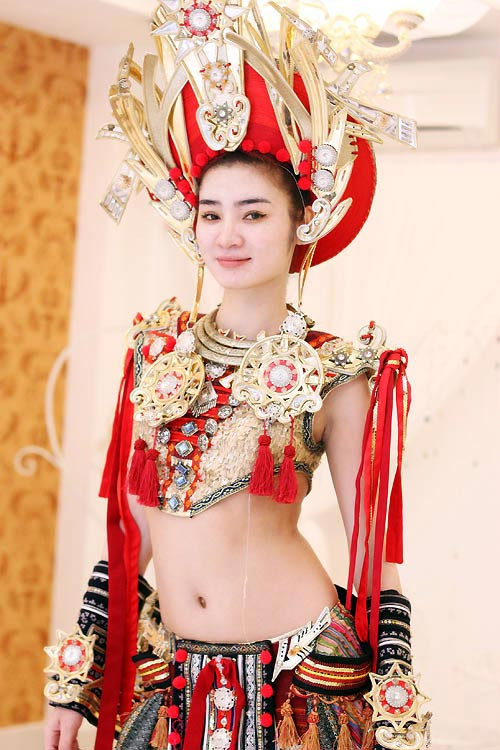 Mới đây, Ngọc Oanh cũng giới thiệu bộ trang phục dân tộc mà cô mang đi dự thi Siêu mẫu châu Á Thái Bình Dương. Bộ trang phục có tên gọi "Vũ khúc ngàn năm", lấy cảm hứng từ vũ nữ Apsara trong văn hoá của dân tộc Chăm. Tuy nhiên nó được cách điệu vô cùng táo bạo với khoảng xẻ đùi, hở bụng