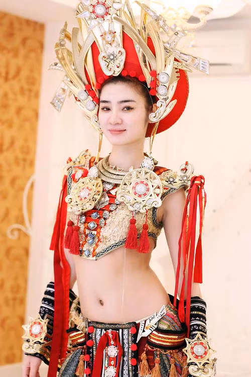 Mới đây, Ngọc Oanh cũng giới thiệu bộ trang phục dân tộc mà cô mang đi dự thi Siêu mẫu châu Á Thái Bình Dương. Bộ trang phục có tên gọi "Vũ khúc ngàn năm", lấy cảm hứng từ vũ nữ Apsara trong văn hoá của dân tộc Chăm. Tuy nhiên nó được cách điệu vô cùng táo bạo với khoảng xẻ đùi, hở bụng