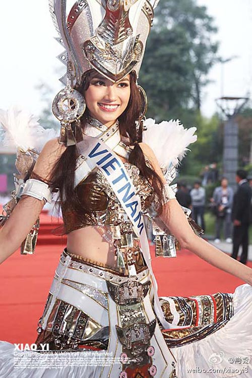 Năm 2011, Trúc Diễm mang theo bộ trang phục nặng gần 10kg của NTK Lê Long Dũng dự thi. Bộ trang phục lấy ý tưởng từ mẹ Âu Cơ trong truyền thuyết con Rồng cháu Tiên. Bộ trang phục cũng khoe cơ thể của người đẹp một cách tối đa