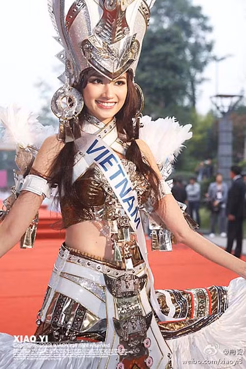 Năm 2011, Trúc Diễm mang theo bộ trang phục nặng gần 10kg của NTK Lê Long Dũng dự thi. Bộ trang phục lấy ý tưởng từ mẹ Âu Cơ trong truyền thuyết con Rồng cháu Tiên. Bộ trang phục cũng khoe cơ thể của người đẹp một cách tối đa