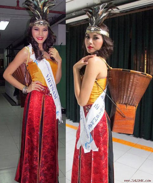 Ngọc Thạch mang đến Miss Model of The World 2010 bộ váy truyền thống kiểu dáng quây ngực sexy. Nếu như không có phần hoa văn truyền thống thì khó lòng có thể nhận ra rằng đây là bộ trang phục dân tộc