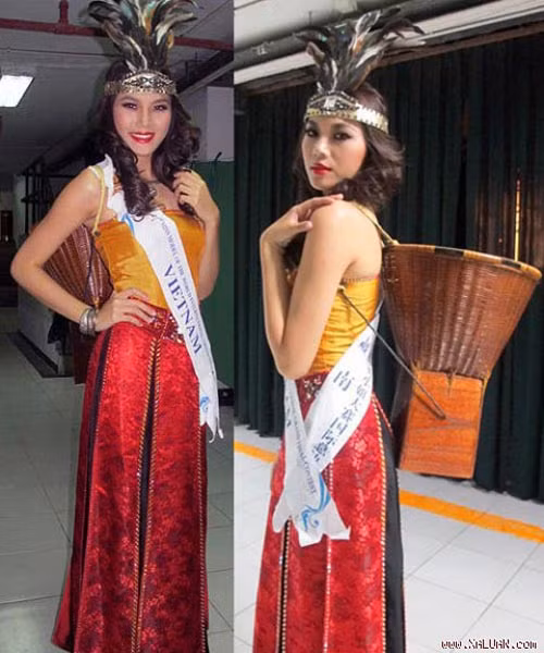 Ngọc Thạch mang đến Miss Model of The World 2010 bộ váy truyền thống kiểu dáng quây ngực sexy. Nếu như không có phần hoa văn truyền thống thì khó lòng có thể nhận ra rằng đây là bộ trang phục dân tộc