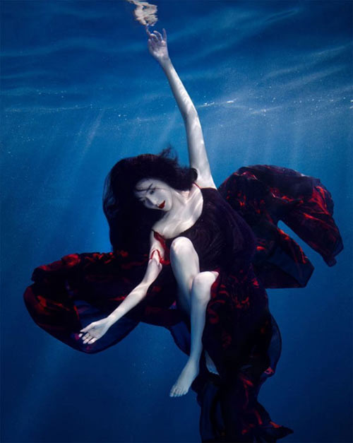 Phạm Băng Băng tỏa sức cuốn hút đến ma mị dưới làn nước trong veo. Phạm Băng Băng tỏa sức cuốn hút đến ma mị dưới làn nước trong veo.