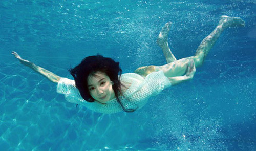 Tôn Phi Phi gợi cảm quá đỗi trong làn nước trong. Tôn Phi Phi gợi cảm quá đỗi trong làn nước trong.