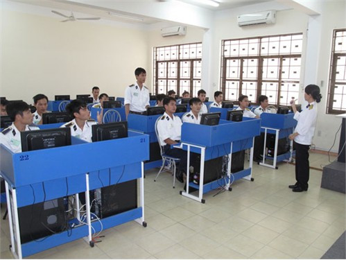 Các học viên phi công DHC - 6 trong giờ học ngoại ngữ. Các học viên phi công DHC - 6 trong giờ học ngoại ngữ.