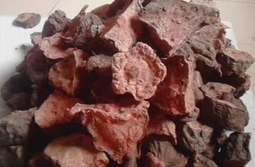 4. Hà thủ ô: (có 2 loại hà thủ ô đỏ và hà thủ ô trắng) có công dụng bổ can thận, dưỡng tinh huyết. Sách Bản thảo cương mục viết: “Hà thủ ô năng dưỡng huyết ích can, cố tinh ích thận, cường cân cốt, ô long phát, vi tư bổ thực dược” (hà thủ ô dưỡng huyết bổ can, cố tinh ích thận, làm mạnh gân cốt, làm đen râu tóc, đúng là thức ăn, vị thuốc bổ dưỡng vậy). 4. Hà thủ ô: (có 2 loại hà thủ ô đỏ và hà thủ ô trắng) có công dụng bổ can thận, dưỡng tinh huyết. Sách Bản thảo cương mục viết: “Hà thủ ô năng dưỡng huyết ích can, cố tinh ích thận, cường cân cốt, ô long phát, vi tư bổ thực dược” (hà thủ ô dưỡng huyết bổ can, cố tinh ích thận, làm mạnh gân cốt, làm đen râu tóc, đúng là thức ăn, vị thuốc bổ dưỡng vậy).