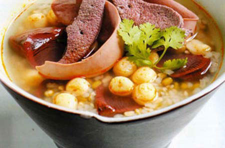 1. Đỗ trọng: tính bình, vị ngọt hơi cay, có công dụng bổ can thận, cường gân cốt, bổ lưng gối. Sách Thần nông bản thảo kinh viết: “Đỗ trọng chủ yêu cốt thống, bổ trung ích tinh khí, kiện cân cốt”. Kinh nghiệm dân gian khuyên người đau lưng nên dùng 50g đỗ trọng hầm với thận lợn ăn hàng ngày. 1. Đỗ trọng: tính bình, vị ngọt hơi cay, có công dụng bổ can thận, cường gân cốt, bổ lưng gối. Sách Thần nông bản thảo kinh viết: “Đỗ trọng chủ yêu cốt thống, bổ trung ích tinh khí, kiện cân cốt”. Kinh nghiệm dân gian khuyên người đau lưng nên dùng 50g đỗ trọng hầm với thận lợn ăn hàng ngày.