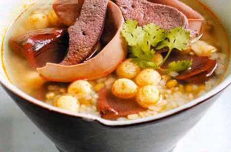 1. Đỗ trọng: tính bình, vị ngọt hơi cay, có công dụng bổ can thận, cường gân cốt, bổ lưng gối. Sách Thần nông bản thảo kinh viết: “Đỗ trọng chủ yêu cốt thống, bổ trung ích tinh khí, kiện cân cốt”. Kinh nghiệm dân gian khuyên người đau lưng nên dùng 50g đỗ trọng hầm với thận lợn ăn hàng ngày.