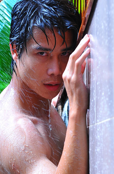 Tiến Đoàn tắm mưa. Tiến Đoàn tắm mưa.