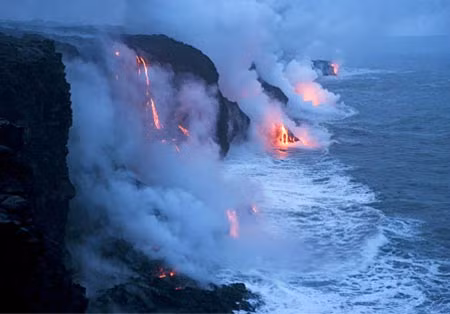 Núi lửa: Trong ảnh, dung nham chảy từ Công viên núi lửa tại Hawaii, Mỹ đổ xuống Thái Bình Dương. Hơi nước bốc lên từ biển cùng với các dòng nham thạch nóng chảy tạo nên khung cảnh kỳ ảị. Núi lửa: Trong ảnh, dung nham chảy từ Công viên núi lửa tại Hawaii, Mỹ đổ xuống Thái Bình Dương. Hơi nước bốc lên từ biển cùng với các dòng nham thạch nóng chảy tạo nên khung cảnh kỳ ảị.