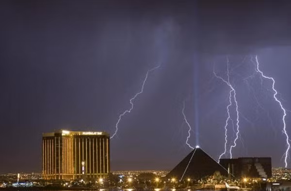 Sét: Tia sét trên núi lửa ở Eyjafjallajokul, Iceland. Sét: Tia sét trên núi lửa ở Eyjafjallajokul, Iceland.