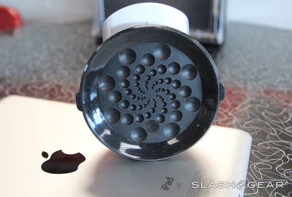 Các lỗ bong bóng được tách biệt với phần đuôi, phần đuôi cá voi gồm các thiết lập kết nối với iPad. Nhờ có các lỗ bong bóng mà việc kết nối với các mặt phẳng trở nên dễ dàng hơn rất nhiều (gần như bất kì mặt phẳng nào). Một khi phần đuôi được kết nối, bạn có thể chọn lựa thiết lập hỗ trợ sử dụng iPad và làm tất cả mọi việc dễ dàng ở bất kì bề mặt nào. Các lỗ bong bóng được tách biệt với phần đuôi, phần đuôi cá voi gồm các thiết lập kết nối với iPad. Nhờ có các lỗ bong bóng mà việc kết nối với các mặt phẳng trở nên dễ dàng hơn rất nhiều (gần như bất kì mặt phẳng nào). Một khi phần đuôi được kết nối, bạn có thể chọn lựa thiết lập hỗ trợ sử dụng iPad và làm tất cả mọi việc dễ dàng ở bất kì bề mặt nào.