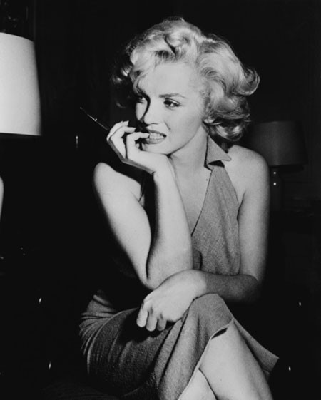 Marilyn Monroe tươi cười trong một bức hình năm 1952, cũng trong năm đó, cô lần đầu xuất hiện trên trang bìa tạp chí Life. Marilyn Monroe tươi cười trong một bức hình năm 1952, cũng trong năm đó, cô lần đầu xuất hiện trên trang bìa tạp chí Life.