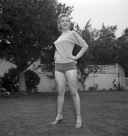 Marilyn rất tự nhiên trước ống kính máy ảnh ở Beverly Hills năm 1950. Marilyn rất tự nhiên trước ống kính máy ảnh ở Beverly Hills năm 1950.