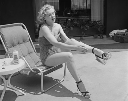 Chỉ đơn giản là động tác bôi kem dưỡng Nive, nhưng nhìn Marilyn Monroe thật quyến rũ. Chỉ đơn giản là động tác bôi kem dưỡng Nive, nhưng nhìn Marilyn Monroe thật quyến rũ.