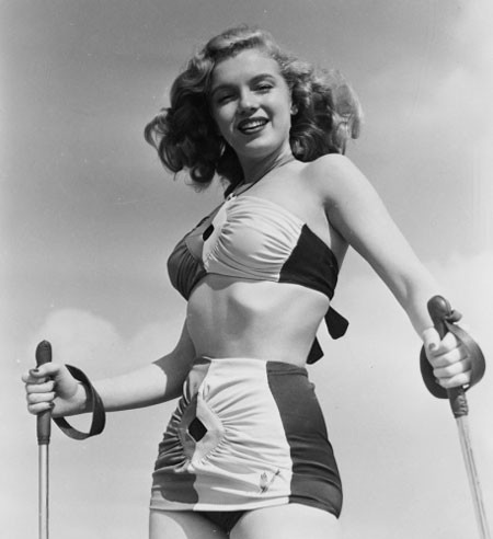 Norma Jeane Baker năm 1943. Norma Jeane Baker năm 1943.