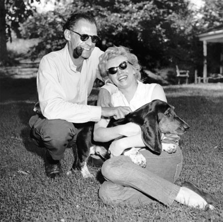 Marilyn Monroe, Arthur Miller chụp ảnh với con chó Hugo của anh ở nhà Miller ở Roxbury, Conn. Marilyn Monroe, Arthur Miller chụp ảnh với con chó Hugo của anh ở nhà Miller ở Roxbury, Conn.