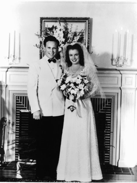 Marilyn Monroe kết hôn với James Dougherty năm 16 tuổi. Đám cưới diễn ra ở Los Angeles. Marilyn Monroe kết hôn với James Dougherty năm 16 tuổi. Đám cưới diễn ra ở Los Angeles.