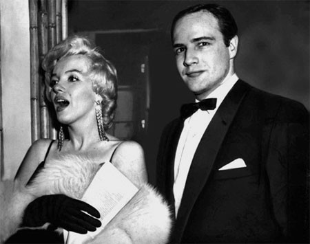 Marilyn Monroe và Marlon Brando tham dự buổi công chiếu "The Rose Tattoo". Marilyn Monroe và Marlon Brando tham dự buổi công chiếu "The Rose Tattoo".