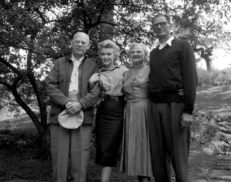 Marilyn Monroe và Arthur Miller chụp ảnh với cha mẹ của anh ở nhà của Arthur. Marilyn lên xe hoa với người chồng thứ ba, Arthur ở New York năm 1956. Marilyn Monroe và Arthur Miller chụp ảnh với cha mẹ của anh ở nhà của Arthur. Marilyn lên xe hoa với người chồng thứ ba, Arthur ở New York năm 1956.