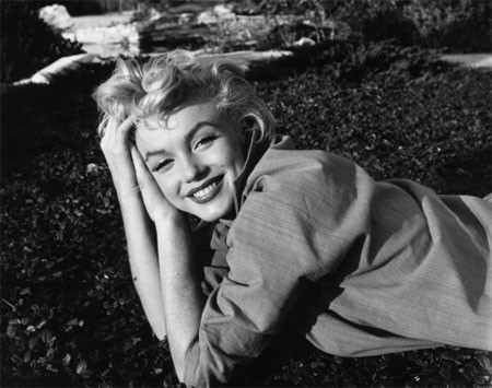 Mặt mũi tươi rói, Marilyn Monroe trong một shoot hình năm 1954, một năm thành công của cô ở Hollywood. Mặt mũi tươi rói, Marilyn Monroe trong một shoot hình năm 1954, một năm thành công của cô ở Hollywood.